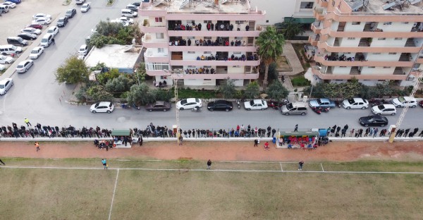 FUTBOL AKI BALKONLARI DOLDURDU