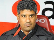 Futbolcular Rijkaard' akna evirdi...